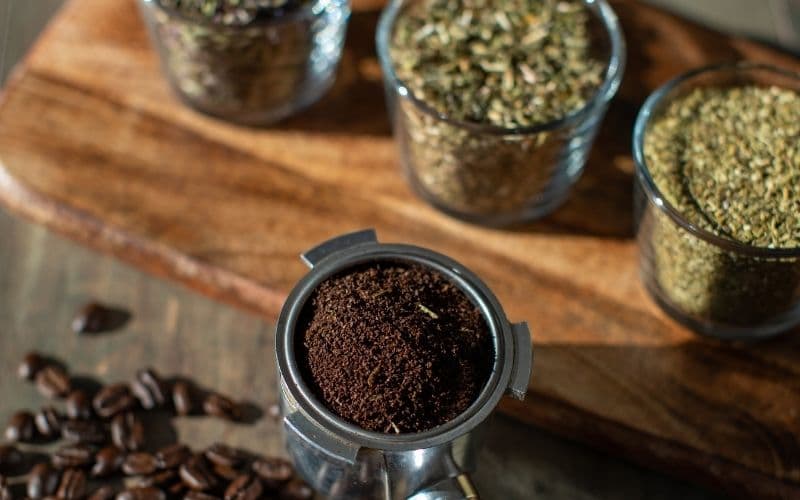Káva s bylinami lipkavec, yzop a yerba mate