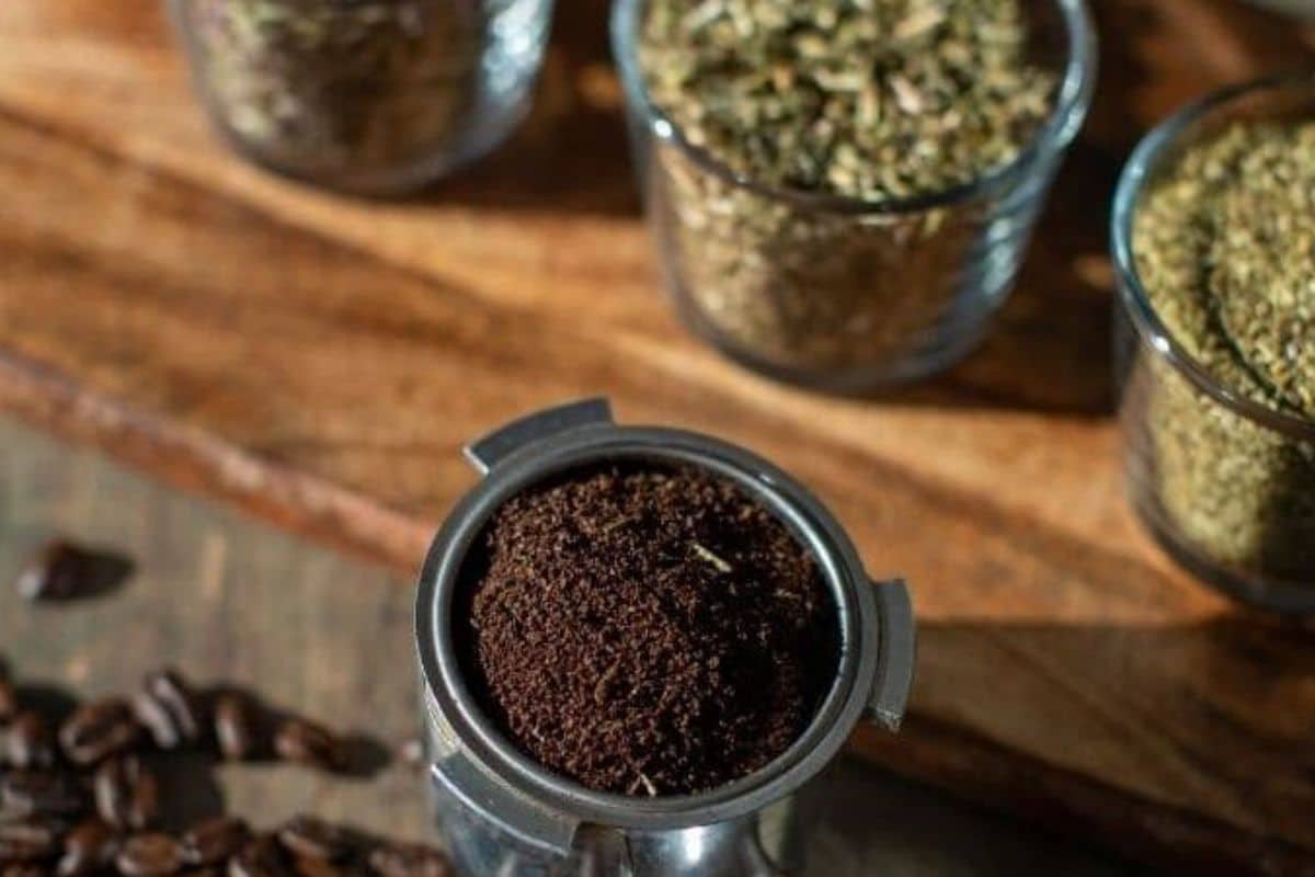 Okrem zŕn výnimočnej kvality ktoré sú pražené v malých dávkach z dôvodou zachovania sviežosťi, obsahuje Cafézia aj prímes 3 bylín. Yzop, Yerba Maté a Lipkavec.